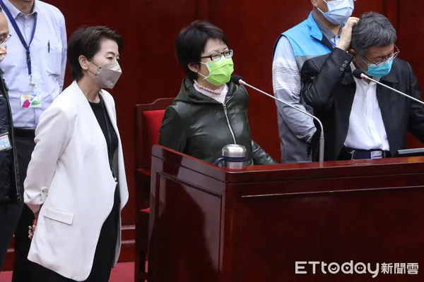 ▲由左至右是台北市副市長黃珊珊、勞工局長陳信瑜、市長柯文哲。(圖/記者林敬旻攝)