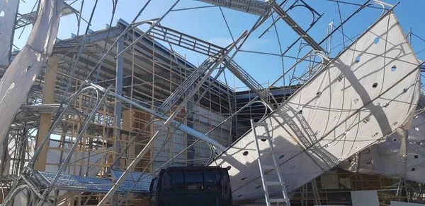 ▲▼高雄午後狂颳怪風!市區8.5公尺鷹架瞬間被吹翻。(圖/記者賴文萱翻攝)