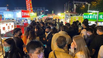 「1人收500，開放夜市吃到飽」可能嗎？網嗆想法太天真：一片雞排都快80了