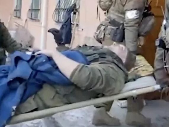 ▲▼俄指揮官梅德維捷夫傳遭自家士兵開坦克輾過下肢。（圖／翻攝推特「@Euan_MacDonald」）