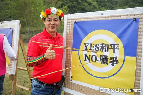 ▲全國原住民神射手齊聚挺烏克蘭,拉弓射破戰爭靶 。(圖/記者楊漢聲翻攝)