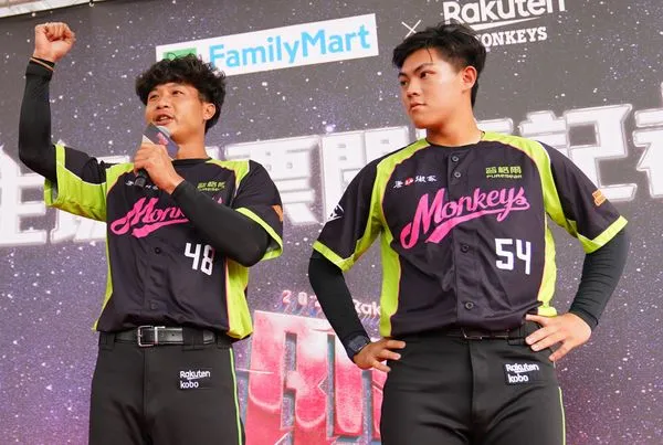 ▲林子崴、賴鴻誠出席樂天桃猿主場預售票開賣活動。(圖/樂天桃猿提供)