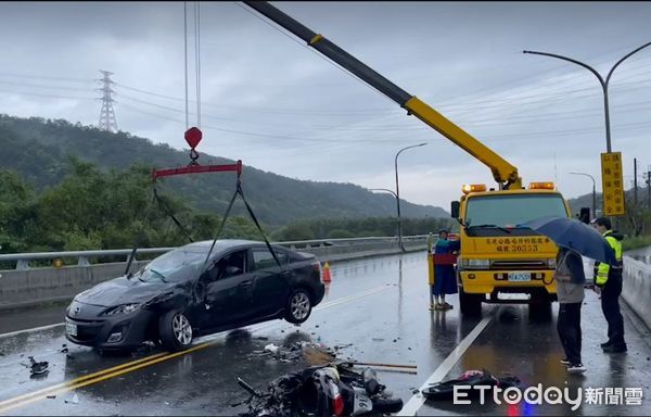 ▲女駕駛「打水漂」翻車無大礙 男騎士對撞重傷還在昏迷。(圖/記者黃孟珍翻攝)