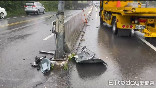 ▲女駕駛「打水漂」翻車無大礙 男騎士對撞重傷還在昏迷。(圖/記者黃孟珍翻攝)