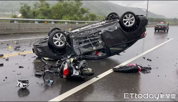 ▲女駕駛「打水漂」翻車無大礙 男騎士對撞重傷還在昏迷。(圖/記者黃孟珍翻攝)
