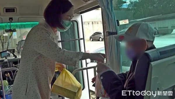 ▲張素梅自費近5000元送餐盒給成功分院外送洗腎的病患,直說這是小事不足掛齒。(圖/記者楊鈞典翻攝)