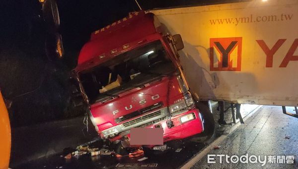 ▲▼中山高車禍。(圖/記者黃孟珍翻攝)