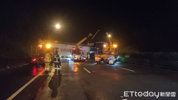 ▲▼中山高車禍。(圖/記者黃孟珍翻攝)