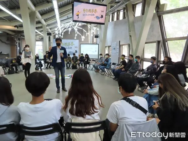 ▲台南市政府在329青年節舉辦青年話未來「南青逗陣玩創新」青年論壇,行政院政務委員唐鳳特別利用視訊,與台南市青年互動。(圖/記者林悅翻攝,下同)