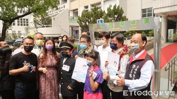 ▲台南市長黃偉哲化身為登機客,前往「大港國際機場」,與大港國小的學童一起「偽出國」翱遊世界,慶祝兒童節,現場熱鬧有趣。(圖/記者林悅翻攝,下同)