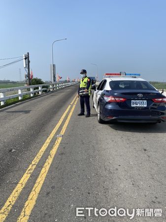 ▲▼大甲媽祖進香路段出現散落物 民雄警隨即交管及排除障礙 。(圖/民雄分局提供)