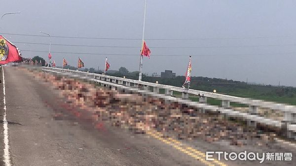 ▲▼大甲媽祖進香路段出現散落物 民雄警隨即交管及排除障礙 。(圖/民雄分局提供)