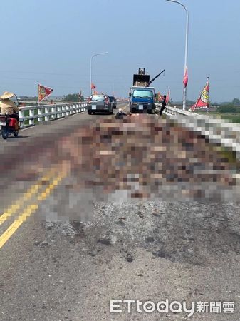 ▲▼大甲媽祖進香路段出現散落物 民雄警隨即交管及排除障礙 。(圖/民雄分局提供)