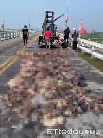 ▲▼大甲媽祖進香路段出現散落物 民雄警隨即交管及排除障礙 。(圖/民雄分局提供)