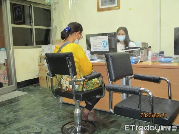 ▲台南蔡姓女子欠繳高速公路通行費、交通罰鍰、牌照稅、燃料稅及其罰鍰等405件、23萬6848元,長達10年拒繳,經執行人員進行拘提,蔡女立馬籌措5萬元繳交,餘款辦分期繳納。(圖/記者林悅翻攝)