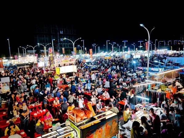 ▲▼台中總站夜市逾200攤美食,卻有竊賊只偷四角內褲。(圖/總站夜市臉書)