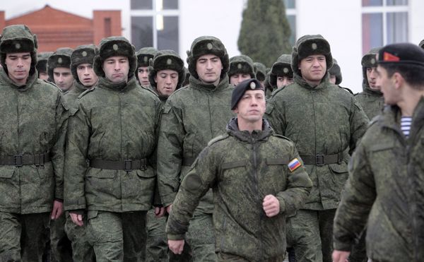 ▲▼2014年，俄羅斯車臣共和國首府格羅茲尼的徵兵辦公室出現新兵入伍。（資料照／達志影像／美聯社）