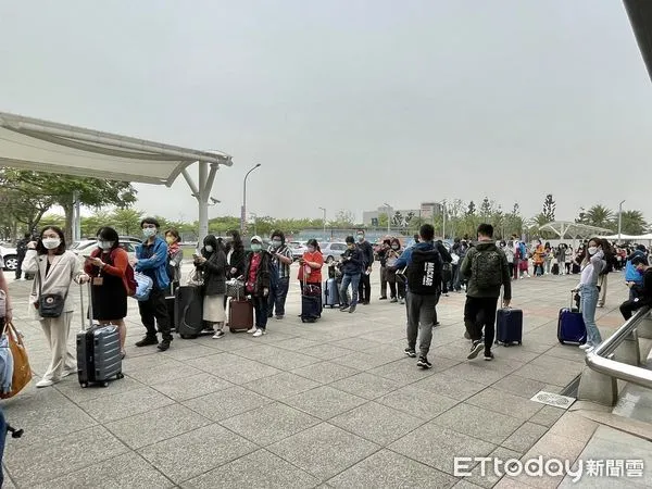 ▲▼高鐵大排長龍。 。(圖/記者陳宏瑞攝)