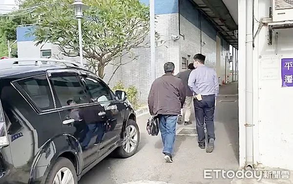 ▲桃園市平鎮區曾姓男子6日清晨持菜刀砍死媽媽,檢警偵訊後依殺人罪嫌向地院聲押獲准,桃檢檢察官郭印山率法醫7日下午進行解剖。(資料照/記者沈繼昌攝)