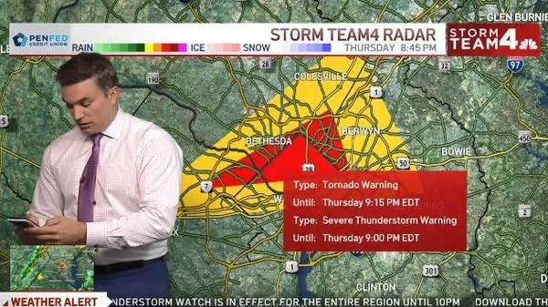 ▲▼美國氣象專家直播時解說到一半,突然中斷播報,原來是因為他驚覺龍捲風將襲擊自己的家。(圖/翻攝自Facebook/Doug Kammerer)