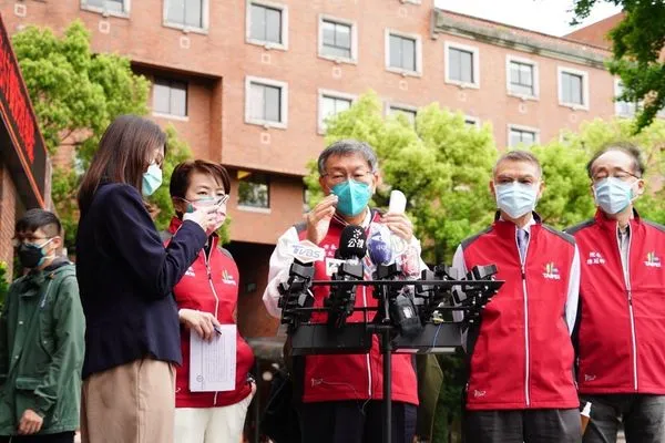 ▲▼台北市長柯文哲、副市長黃珊珊視察劍潭加強防疫專責旅館。(圖/北市府提供)