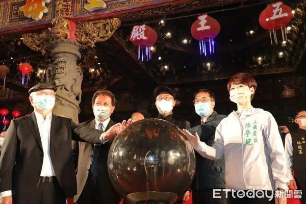 ▲台南市安南區土城正統鹿耳門聖母廟「花火派對」,3日晚上登場,台南市長黃偉哲、議長郭信良、立委陳亭妃、主委王增榮等人共同啟炮開幕,吸引眾人人潮。(圖/記者林悅翻攝,下同)