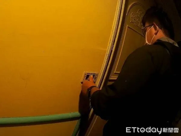 ▲為逮通緝犯,警方兵分2路,首先在住宿敲門查緝。(圖/桃園警分局提供)