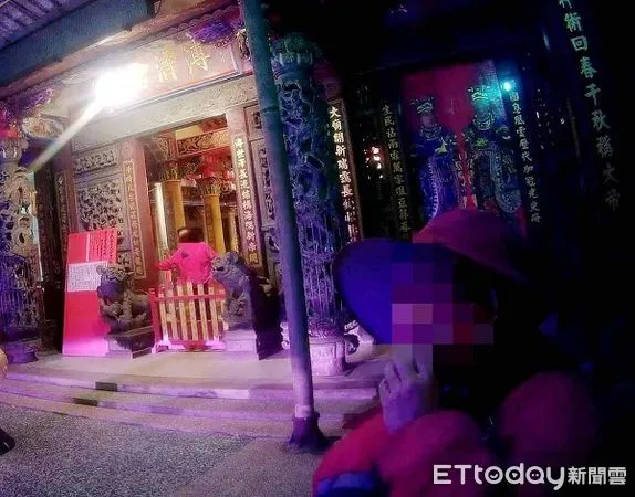 ▲許姓婦凌晨流落在保生宮廟前廣場。(圖/大園警分局提供)