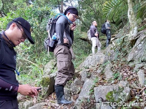 ▲救援小組接觸到受困者,評估為低血糖造成四肢無力,補給糖粉及運動飲料。(圖/花蓮消防局提供,下同)
