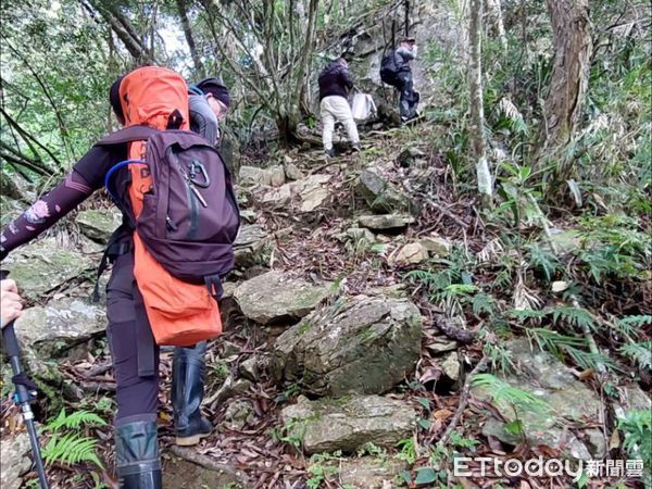 ▲救援小組接觸到受困者,評估為低血糖造成四肢無力,補給糖粉及運動飲料。(圖/花蓮消防局提供,下同)