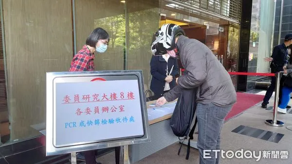 ▲▼立法院立委助理確診 中興大樓開工日加強管制 位於8樓辦公室的所有人員必須出示PCR或快篩證明。(圖/記者屠惠剛攝)