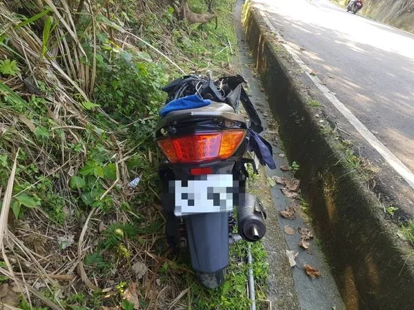 ▲▼南投一名男昨天騎機車擦撞太平山區邊坡,車全毀人倒臥山溝不治。(圖/民眾提供)