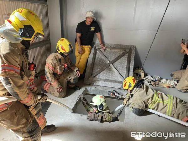 ▲台南市消防局第四大隊於新化訓練中心,辦理火場自救及快速救援隊基礎訓練,並以科技輔助救災提升救災效率及安全。(圖/記者林悅翻攝,下同)