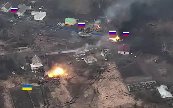 ▲▼烏克蘭坦克以一敵十,正面槓上俄羅斯一整排的戰車。(圖/翻攝自推特)