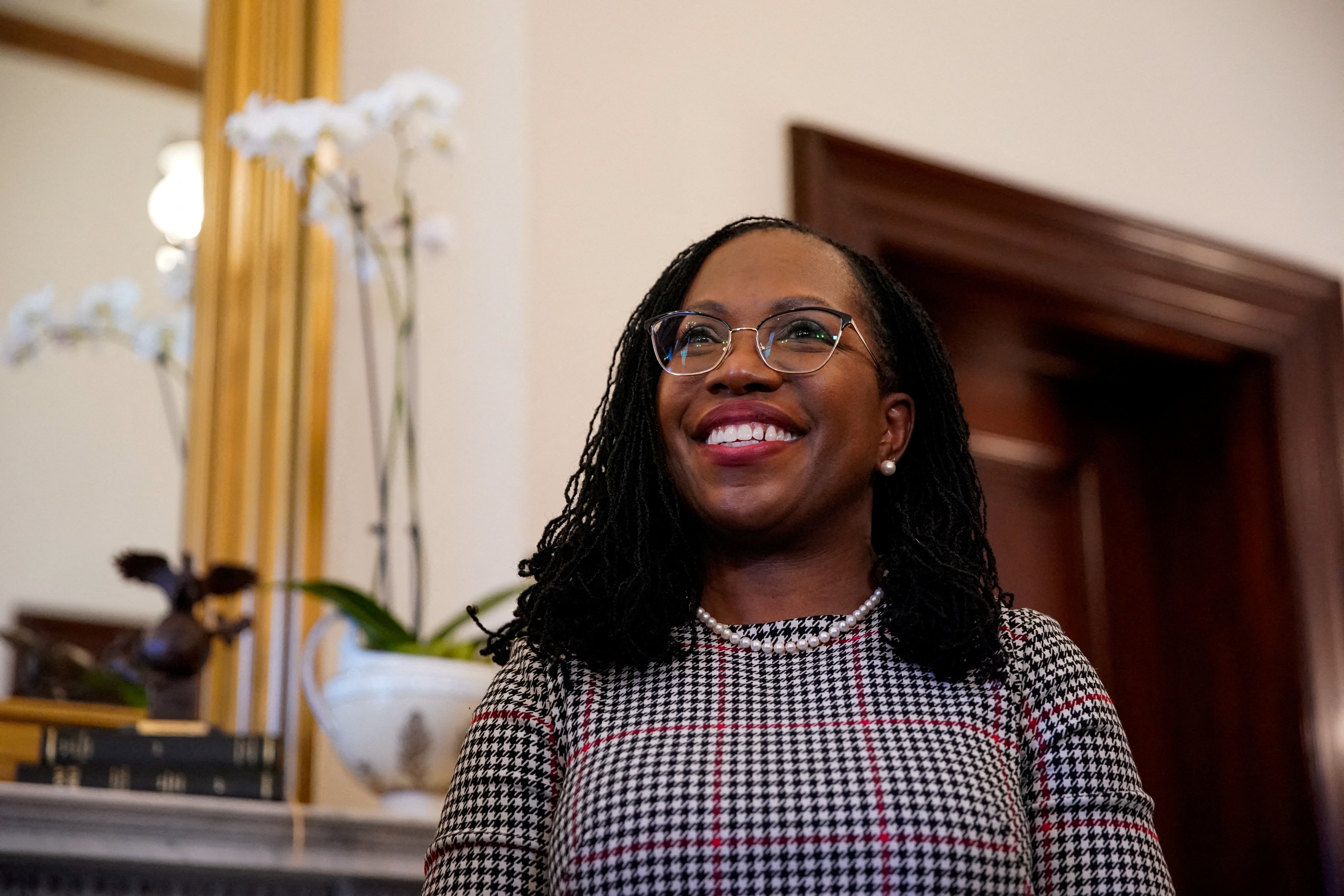 ▲▼ 美國聯邦參議院確認51歲的傑克森（Ketanji Brown Jackson）將成為史上首位擔任聯邦最高法院大法官的非裔女性。（圖／路透）