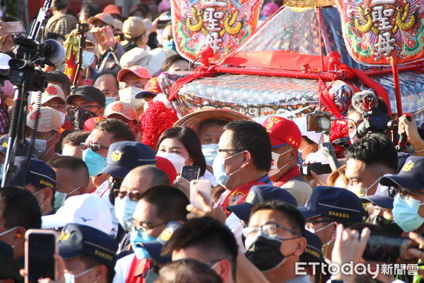 ▲台中大甲鎮瀾宮媽祖南下嘉義新港奉天宮進香，今下午從西螺大橋北端緩緩進入西螺鎮，市區人聲鼎沸、萬頭鑽動，約16時50分進入雲林縣轄。（圖／記者蔡佩旻攝）