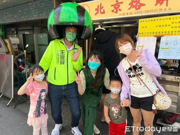 ▲「港湖女神」立委高嘉瑜、嘉義縣長翁章梁,南下幫民進黨台南市議員參選人王宣貿站台和掃街拜票,力拼初選過關。(圖/記者林悅翻攝,下同)