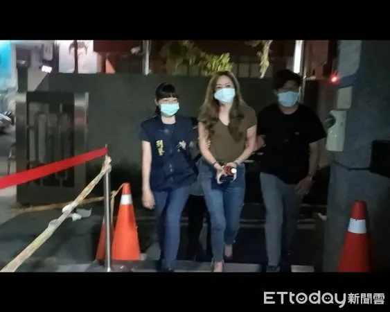 ▲▼「統促黨」主委夫妻吳金虎、李家葳上銬現身地檢署。(圖/記者唐詠絮攝)