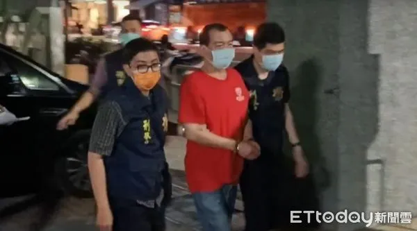 ▲▼「統促黨」主委夫妻吳金虎、李家葳上銬現身地檢署。(圖/記者唐詠絮攝)