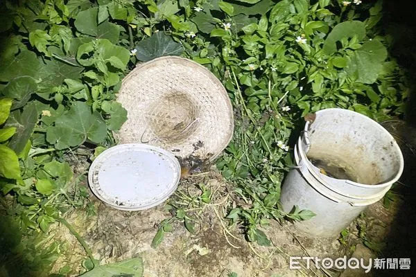 ▲桃園市徐姓男子11日晚間被發現身倒臥在新屋區某處菜園裡,打電話給119消防人員到場,評估已無生命跡象,現場僅剩徐男遺留斗笠等證物。(圖/記者沈繼昌翻攝)