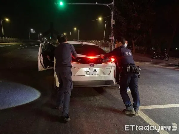 ▲東港警分局東濱派出所何忠洲、吳享諾警員迅速排除車禍、清除路面,贏得民眾讚賞 。(圖/記者陳崑福翻攝,下同)