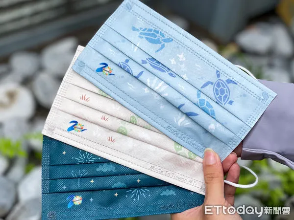 ▲▼全家販售澎湖花火節口罩、酒精瓶。(圖/業者提供)