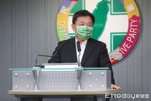 ▲民進黨秘書長林錫耀回應媒體提問。(圖/記者林敬旻攝)