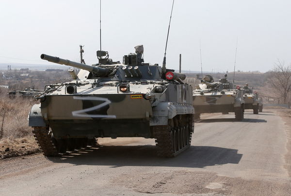 ▲▼俄羅斯裝甲車行駛在頓內茨克地區。（圖／路透）