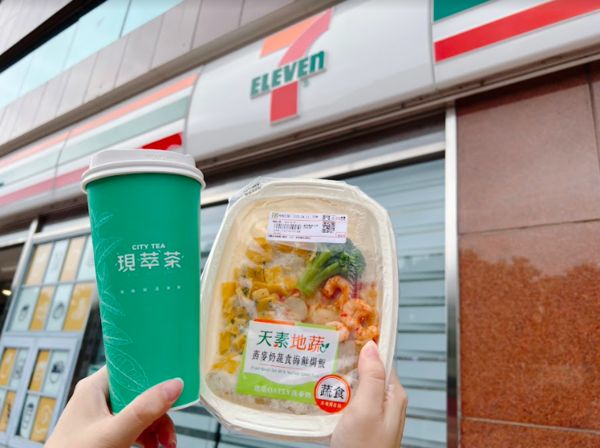 ▲▼超商首創燕麥奶蔬食海鮮焗飯、最新冰燕麥奶茶。（圖／7-11提供）