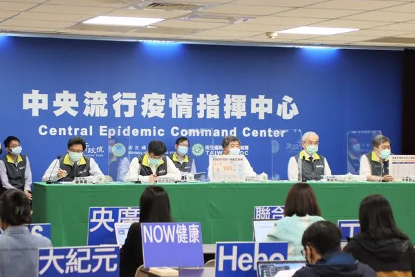 ▲▼中央流行疫情指揮中心記者會。(左起)羅一鈞、教教育部主任秘書葉興國、疫情監測組組長周志浩、發言人莊人祥、指揮官陳時中、北榮院長陳威明、ACIP召集人李秉穎。(圖/指揮提倆)