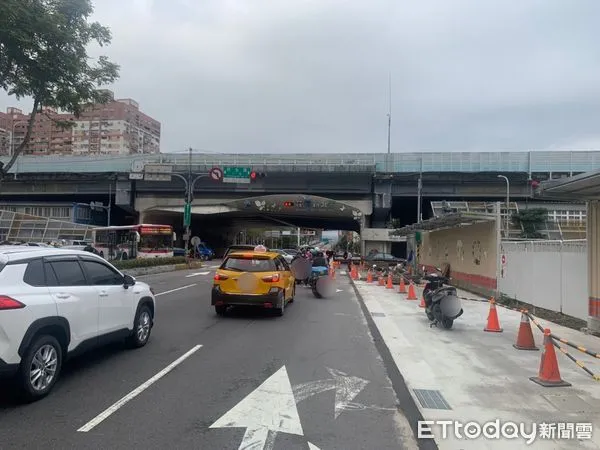 ▲▼騎士行經板橋縣民大道、民生路口自撞分隔島 。(圖/記者陳以昇翻攝)