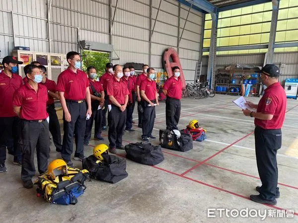 ▲台南市消防局第六救災救護大隊長邱淵明,親自視導部署演練情況。(圖/記者林悅翻攝,下同)