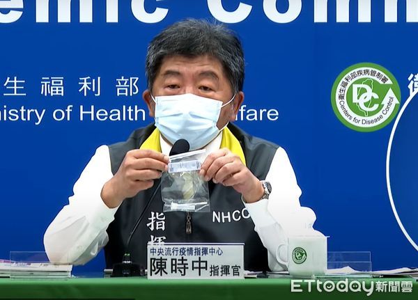 ▲▼昨日接觸確診者,指揮官陳時中4/15出示快篩結果。(圖/翻攝指揮中心直播)