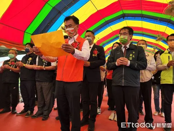 ▲台南市政府與台南學甲區農會15日在學甲大灣段田區舉辦「契作高粱播種祈福記者會」,邀請台南市長黃偉哲、農委會主委陳吉仲、金門縣長楊鎮浯、金門酒廠董事長黃怡凱、賴惠員立委等人,一同進行祭天儀式。(圖/記者林悅翻攝,下同)